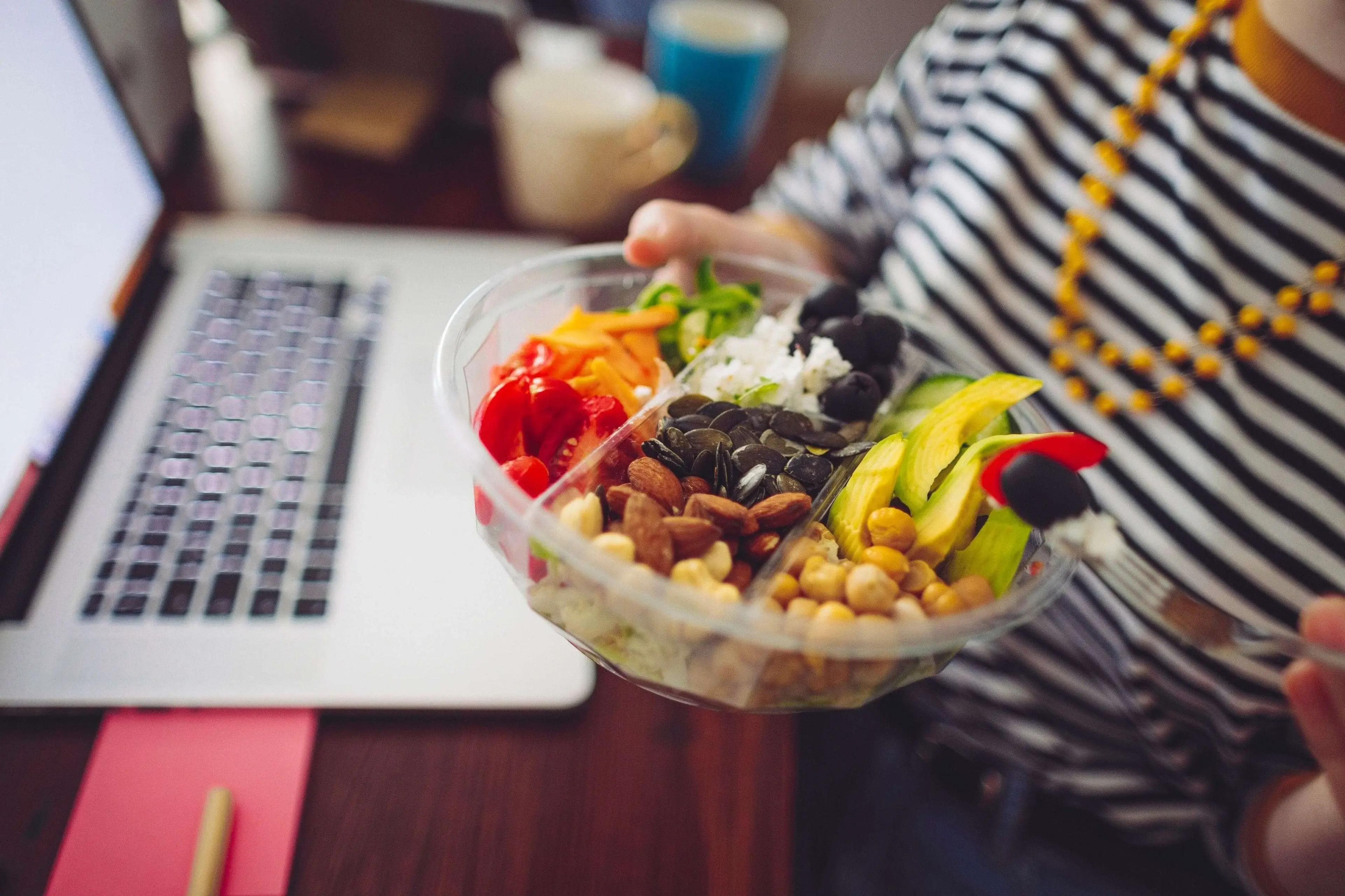 Almorzar sano mejora el rendimiento durante el día